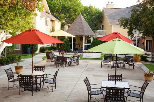 Hotel Cloverleaf Suites Overland Park