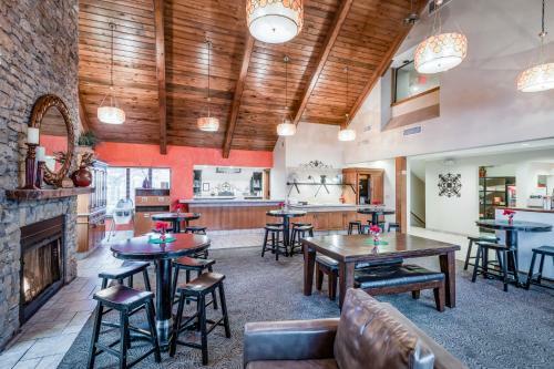 Hotel Cloverleaf Suites Overland Park