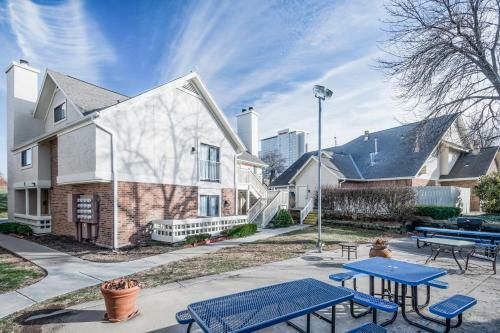Hotel Cloverleaf Suites Overland Park