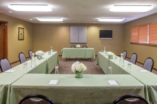 Hotel Cloverleaf Suites Overland Park