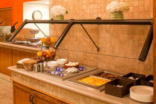 Hotel Cloverleaf Suites Overland Park