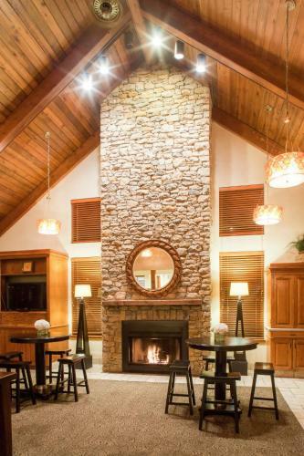 Hotel Cloverleaf Suites Overland Park