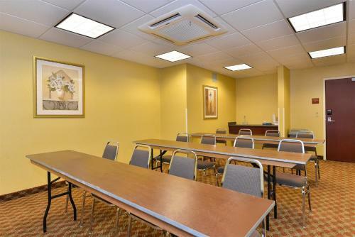 Hotel Best Western Plus Crossroads Inn & Suites