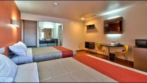 Hotel Coastal Valley Inn - Monterey