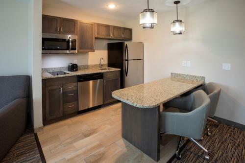 Grandstay Hotel & Suites