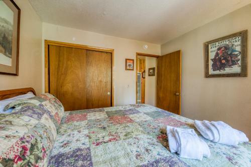 Spruce Grove Pioneer Cabin Condo