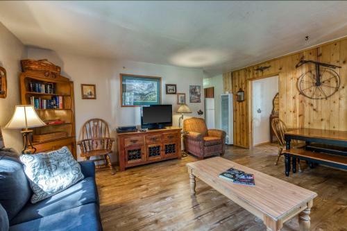 Spruce Grove Pioneer Cabin Condo