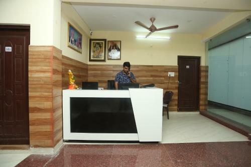 Oyo 18817 Hotel Skyzone Madhuvan