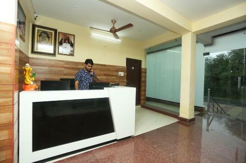Oyo 18817 Hotel Skyzone Madhuvan