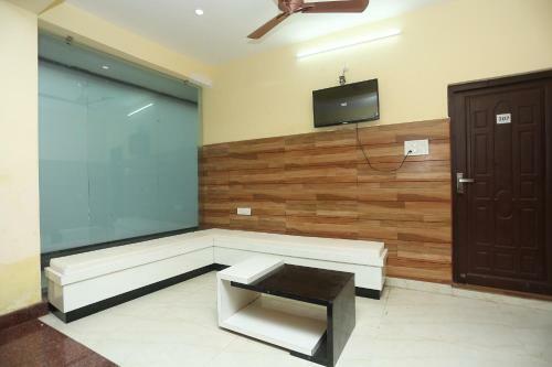 Oyo 18817 Hotel Skyzone Madhuvan