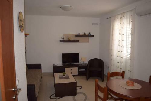 Nn Franovic Apartments