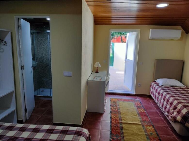 Hostal Metro Vilar Suites & Villas