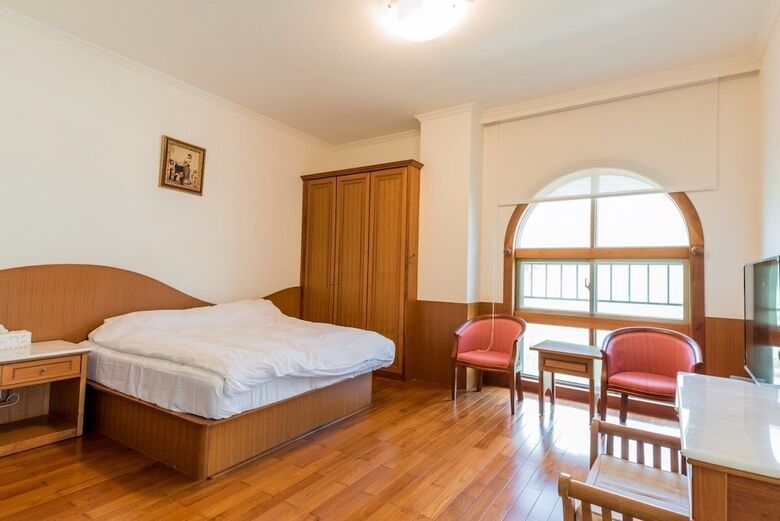 Whales Mountain & Seaview Resort