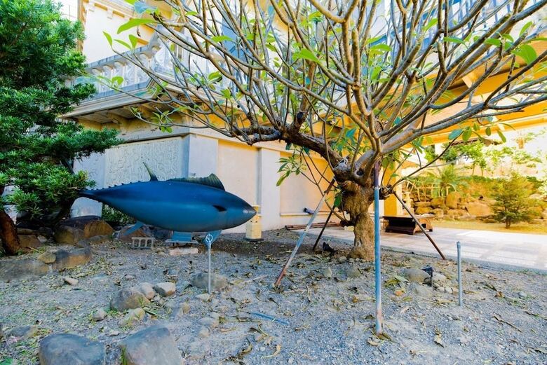 Whales Mountain & Seaview Resort