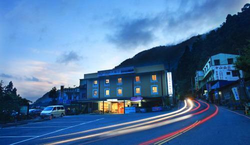 Fenchihu Street Hotel