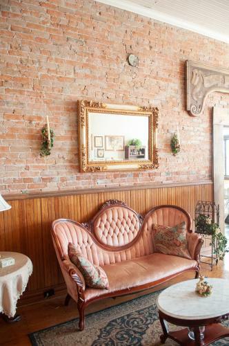 Bed & Breakfast The Historic Wolf Hotel