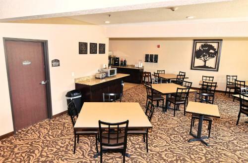 Hotel Cobblestone Inn & Suites - Clarion