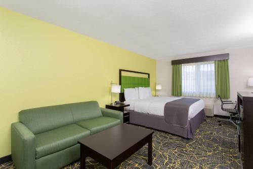 Hotel Americinn By Wyndham Delafield