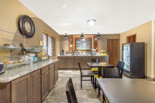 Hotel Americinn By Wyndham Delafield