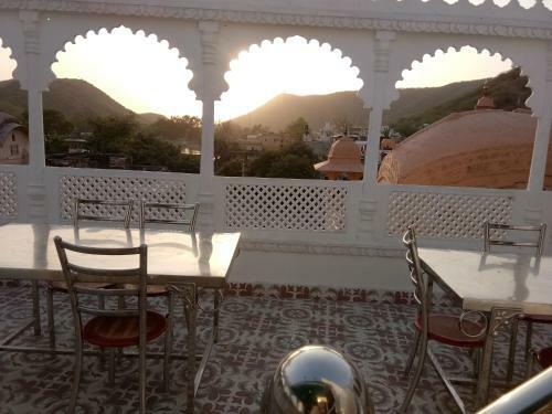 Hotel Haveli Taragarh Palace