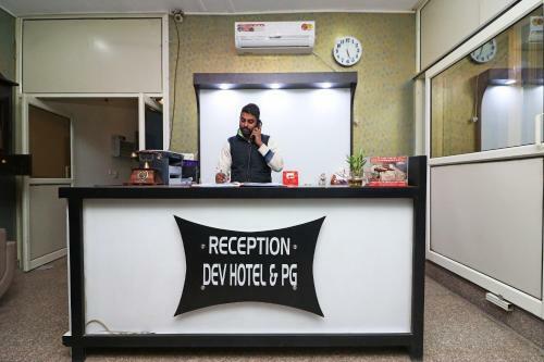 Oyo 26920 Dev Hotel