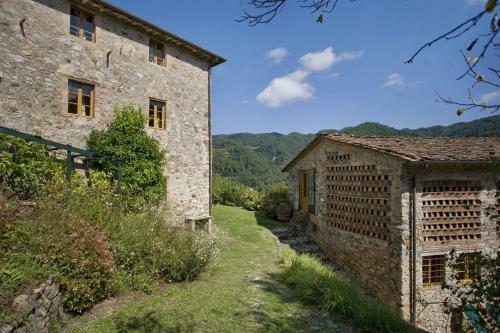 Bozzano Villa Sleeps 10 Wifi