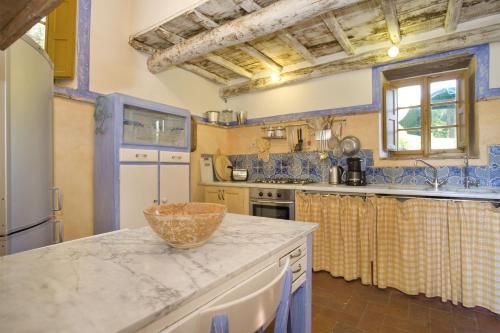 Bozzano Villa Sleeps 10 Wifi