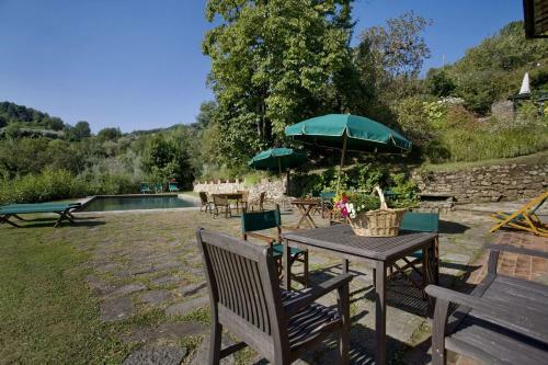 Bozzano Villa Sleeps 10 Wifi
