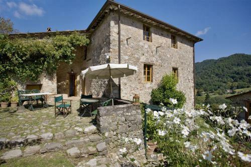 Bozzano Villa Sleeps 10 Wifi