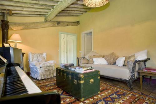 Bozzano Villa Sleeps 10 Wifi