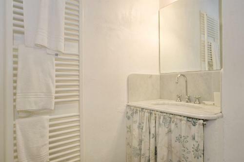 Bozzano Villa Sleeps 10 Wifi