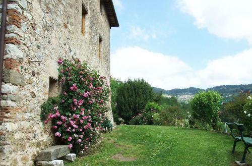 Bozzano Villa Sleeps 10 Wifi