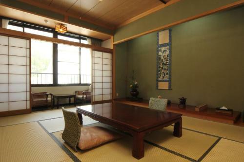 Gokayama Onsen Akaokan