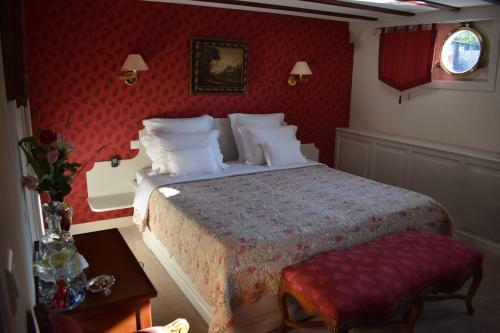 Bed & Breakfast Cruise Ship Aurora