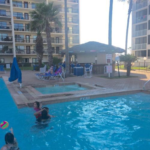 Beachside Condo 2 Bedroom Sleeps 9