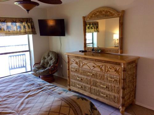 Beachside Condo 2 Bedroom Sleeps 9