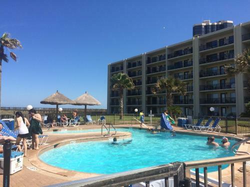 Beachside Condo 2 Bedroom Sleeps 9