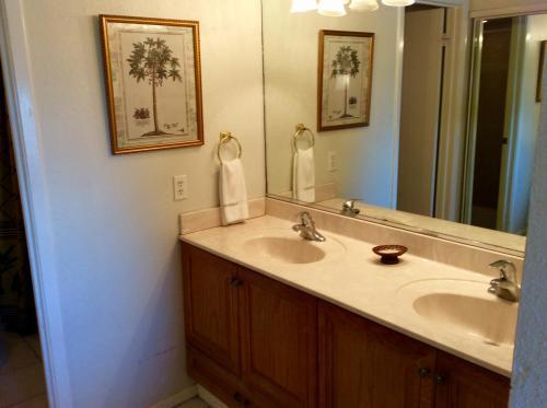 Beachside Condo 2 Bedroom Sleeps 9