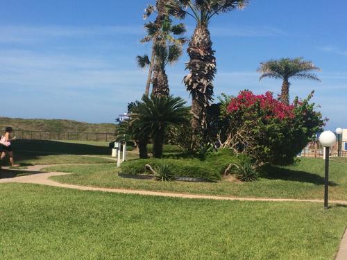 Beachside Condo 2 Bedroom Sleeps 9