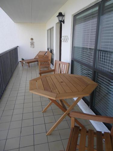 Beachside Condo 2 Bedroom Sleeps 9