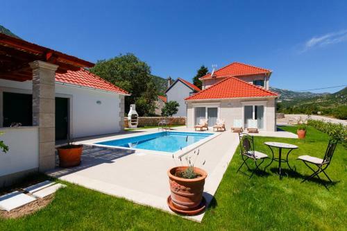 Zupa Villa Sleeps 6 Pool Air Con Wifi