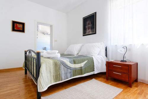 Zupa Villa Sleeps 6 Pool Air Con Wifi