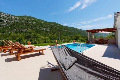 Zupa Villa Sleeps 6 Pool Air Con Wifi