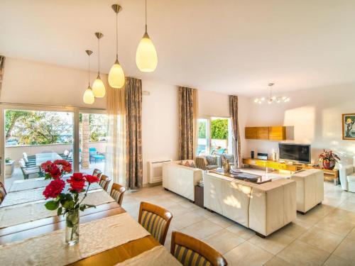 Magnificent Villa In Supetar With Swimming Pool