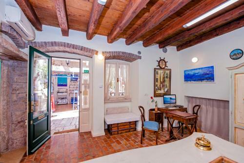 Hostal Residence La Carera