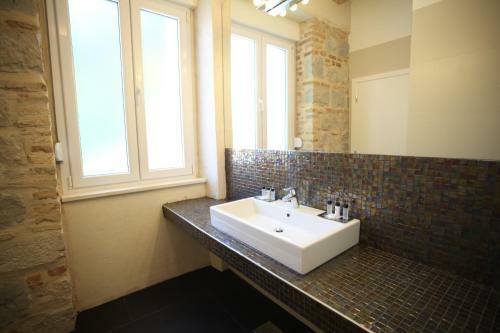 Hostal Azur Palace Luxury Rooms