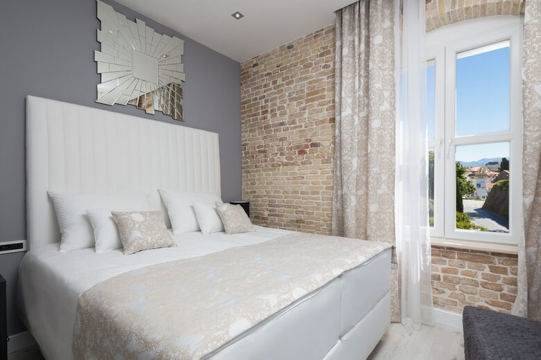 Hostal Sleep Split