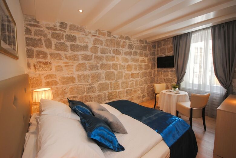 Hostal Lanterna Rooms
