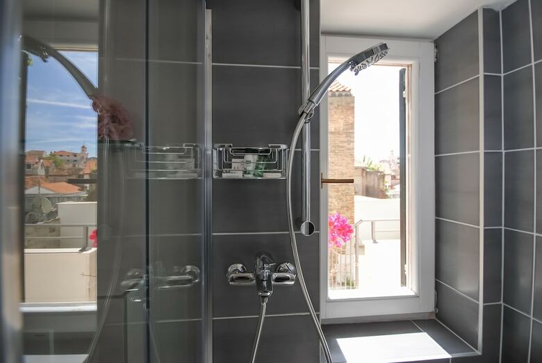 Hostal Lanterna Rooms