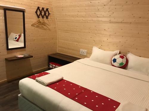 Hotel The Den By Trees